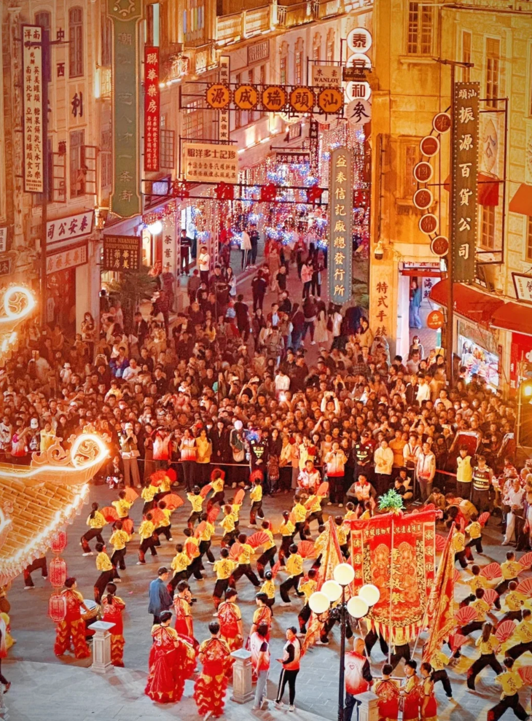 △小公园周围聚集众多非遗文化和潮汕美食。图片来源：网友@糖果豆豆