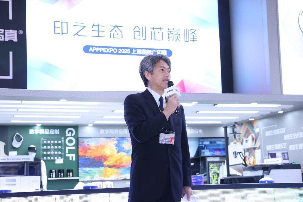站在屏幕前的人AI 生成的内容可能不正确。