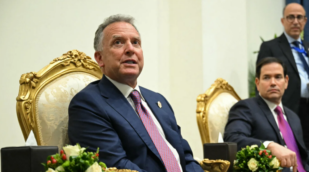 当地时间10月13日,美国中东问题特使威特科夫(左)与美国务卿鲁比奥参加沙姆沙伊赫“和平峰会”,图源:英媒