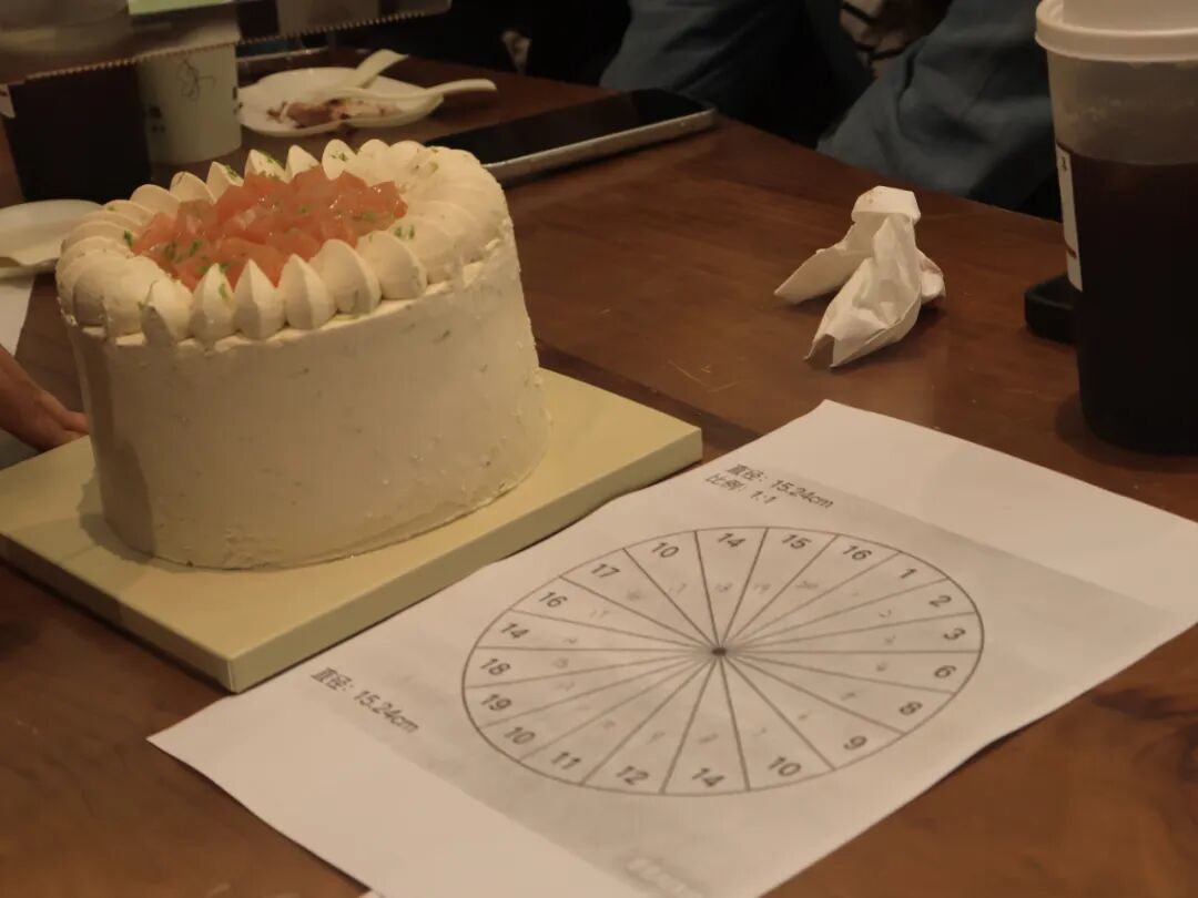 Momo打印了AI生成的切糕模板。(图/牧羊 摄)