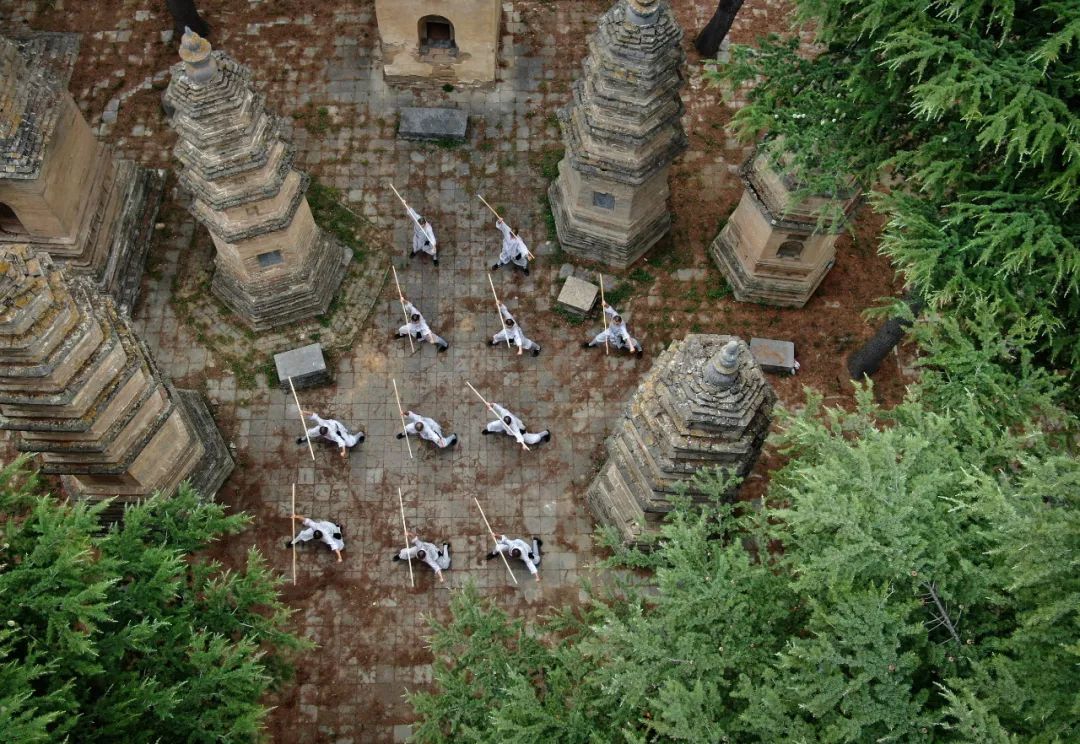 少林武僧在少林寺塔林内习练“少林棍”。新华社记者 李安 摄