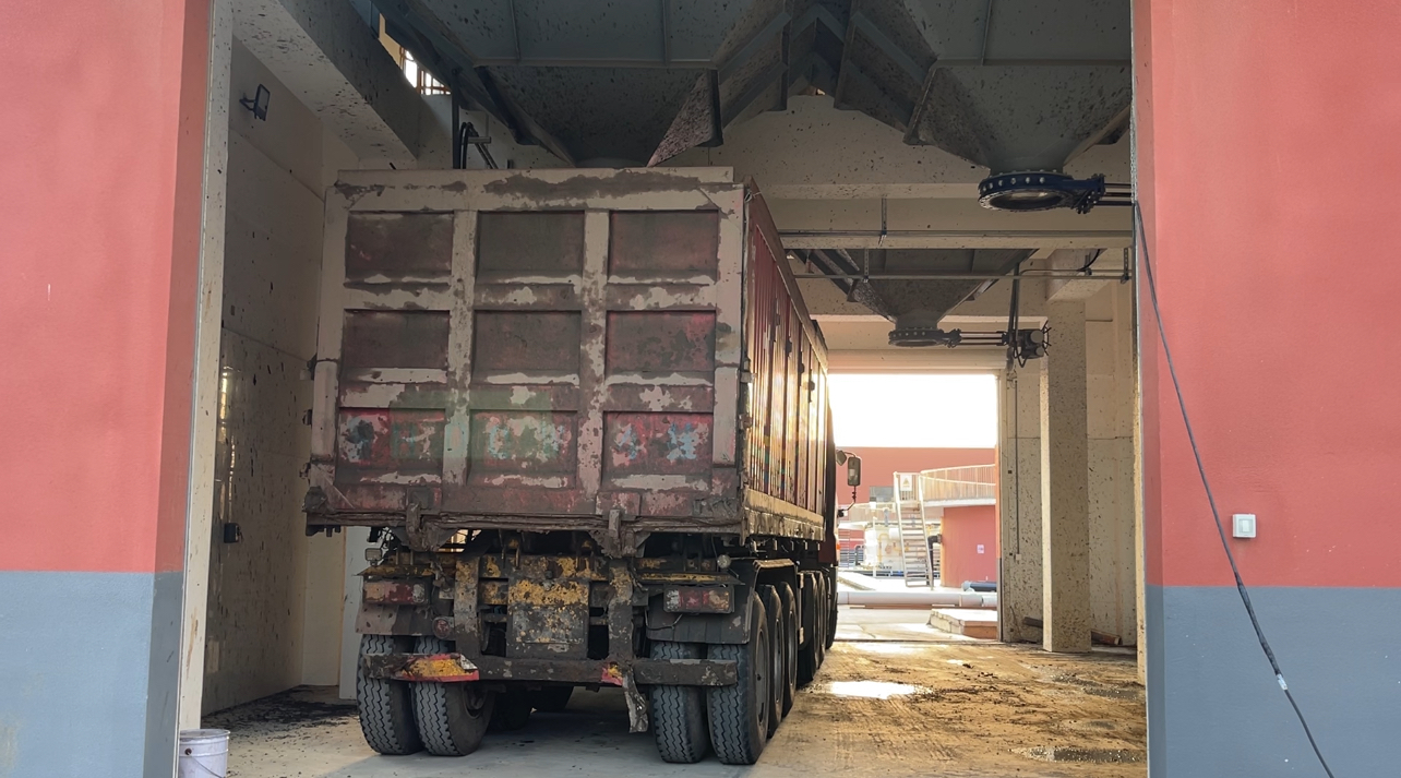 江苏今世缘酒业股份有限公司南厂区的污水处理站,货车装污泥。