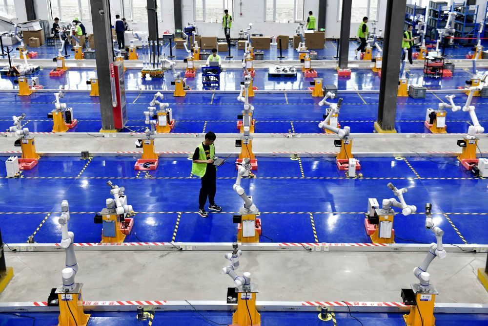 5月20日，山东日照市越疆智能科技有限公司工作人员在调试工业机器人。新华社记者 郭绪雷 摄