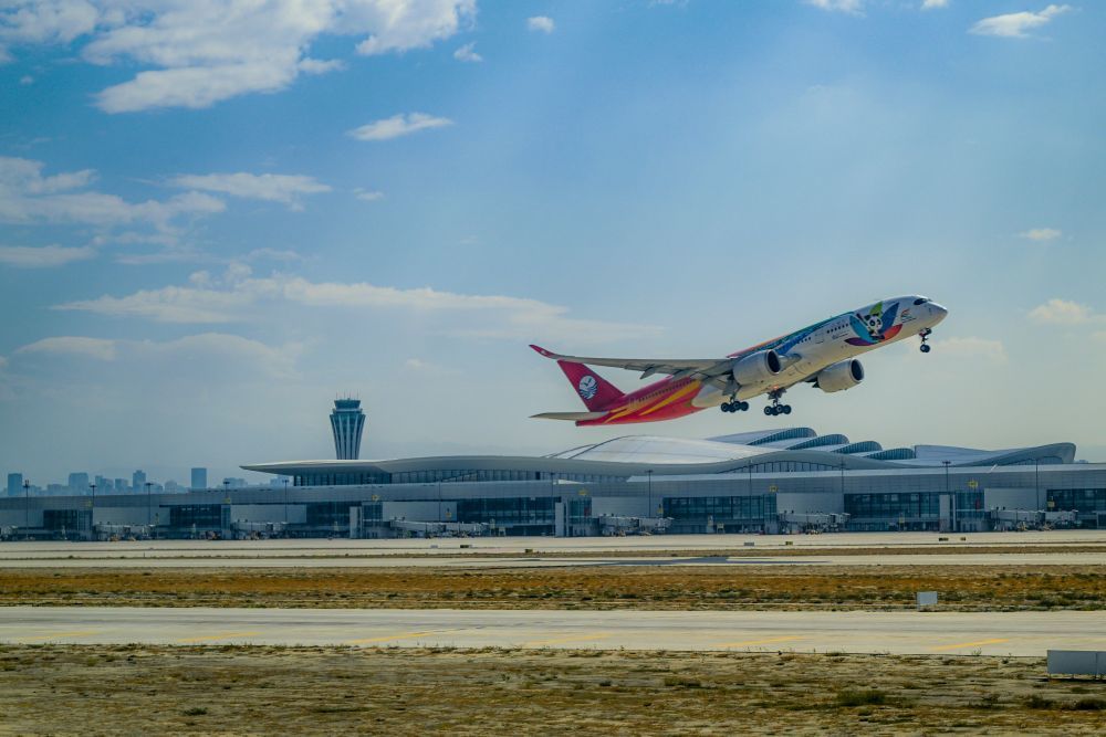 9月15日,一架飞机从乌鲁木齐天山国际机场起飞。新华社记者 陈朔 摄