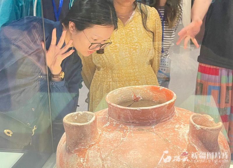 8月2日，北京大学留学生探访塔城红楼博物馆。石榴云/新疆日报记者 赵西娅摄