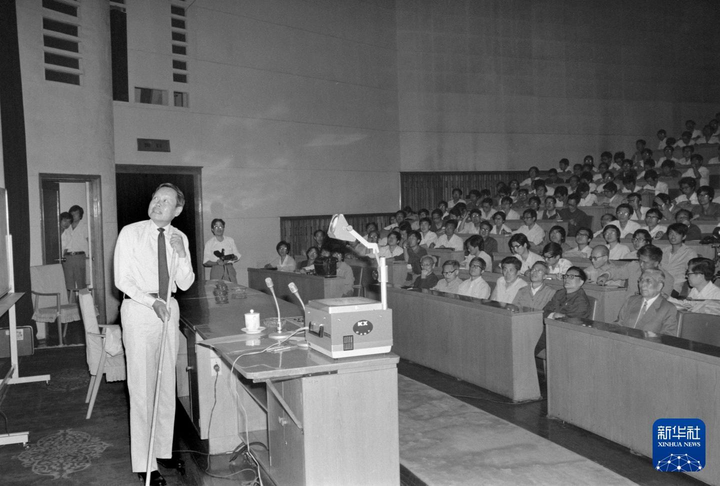 1986年,杨振宁在北京科学会堂向来自全国各地的物理研究生和科研人员讲学。新华社记者 兰红光 摄