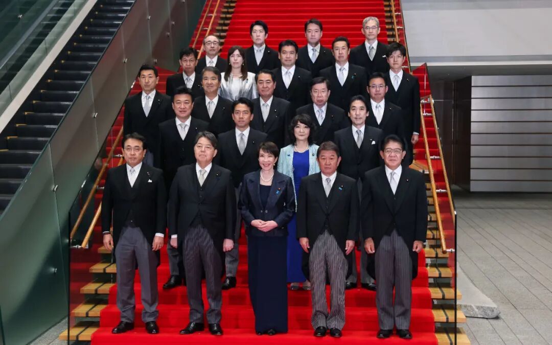 日本首相高市早苗和新閣僚們結(jié)束首次內(nèi)閣會(huì)議后拍攝紀(jì)念照(10月21日晚,日本首相官?。? /></p><p class=