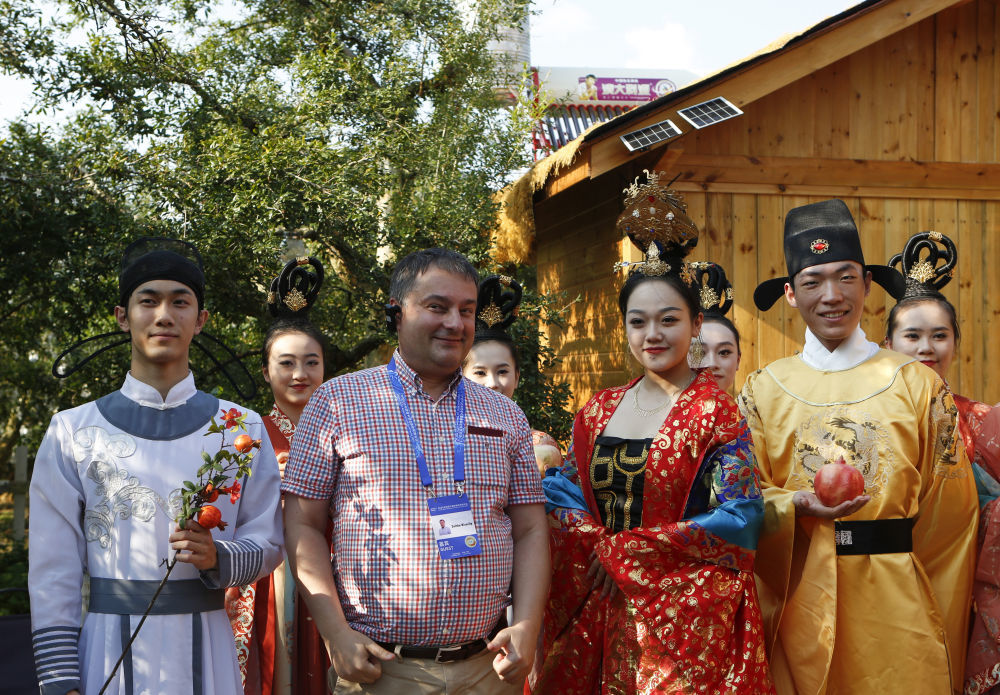9月8日,与会代表在红河州蒙自市百年古树石榴园留影。新华社记者 陈为 摄