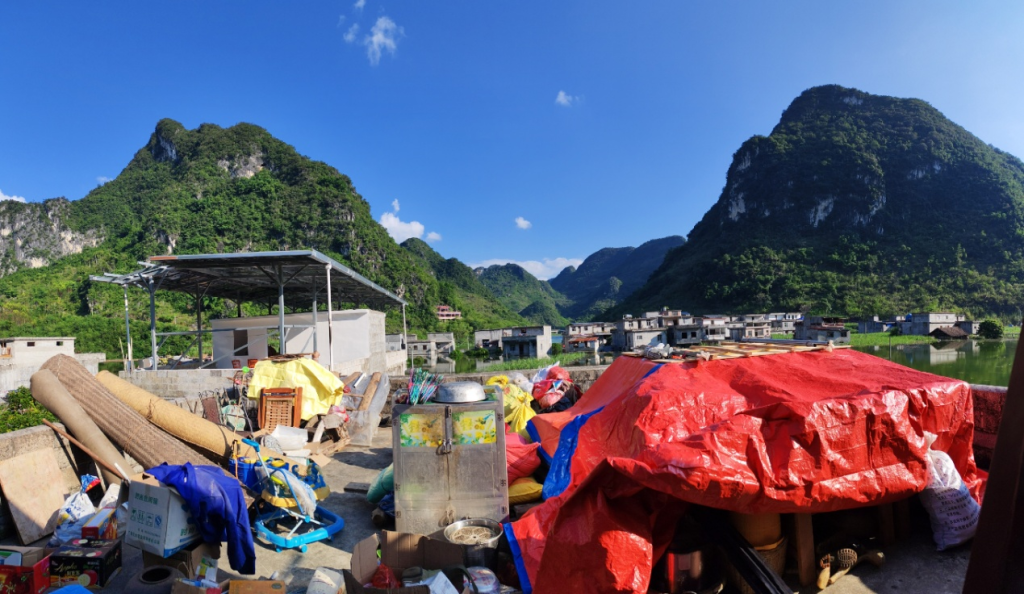 10月9日,陇外屯,村民把家具搬到楼顶