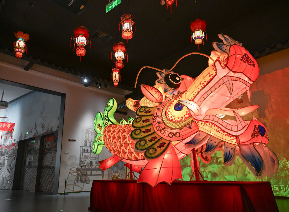这是11月12日在广东省非物质文化遗产馆拍摄的鳌鱼灯。新华社记者 陈朔 摄