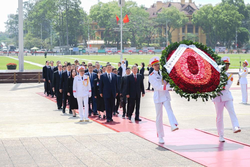 △4月15日，在越共中央总书记苏林陪同下，中共中央总书记、国家主席习近平瞻仰胡志明陵并敬献花圈。