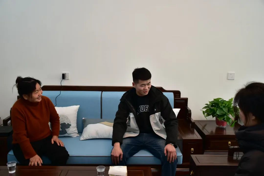 在王香梅的介绍下，两位相亲的年轻人互加微信。郑家宝 摄
