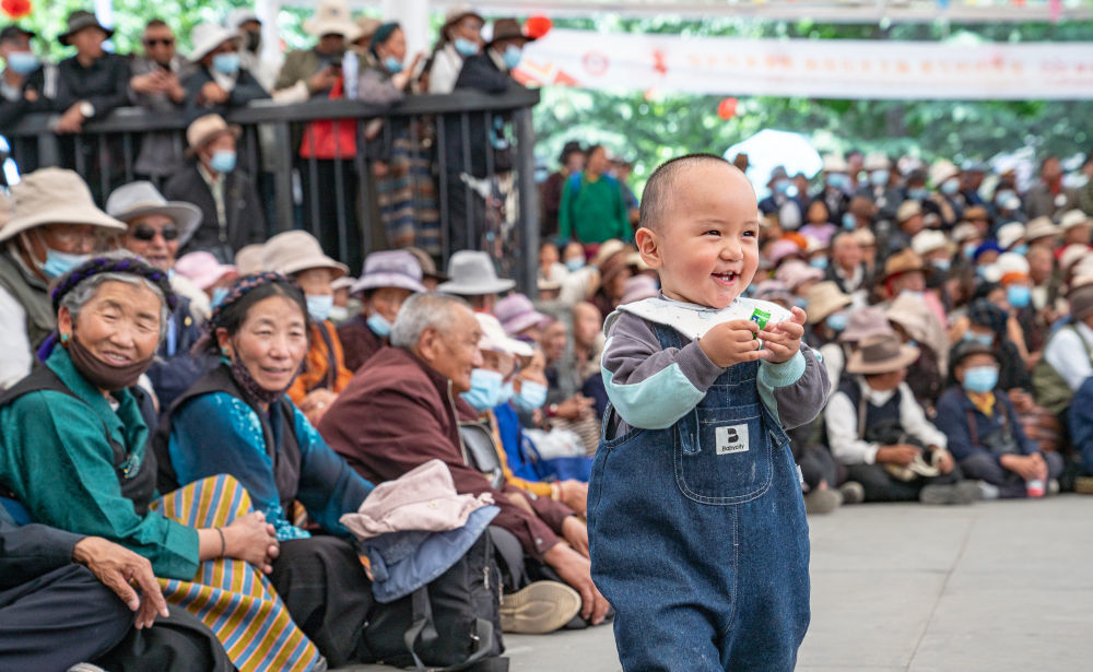 6月11日，西藏拉萨当地群众在观看藏戏演出。新华社记者 丁增尼达 摄