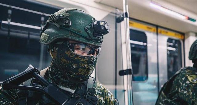 (荷枪实弹搭乘地铁在实战中必然引发民众恐慌)