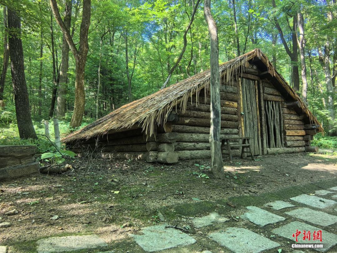 仿建的地窨子。苍雁 摄