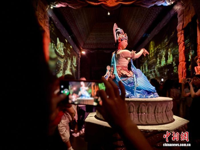 图为演出中观众拍摄演员表演 王牧雨 摄