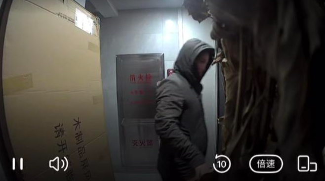 ▲门口监控记录了嫌疑人放置爆炸物的画面
