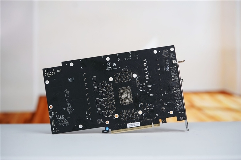 七彩虹iGame RTX 5070 Ti Vulcan OC显卡评测:一键提速降温、磁吸组件玩法多样