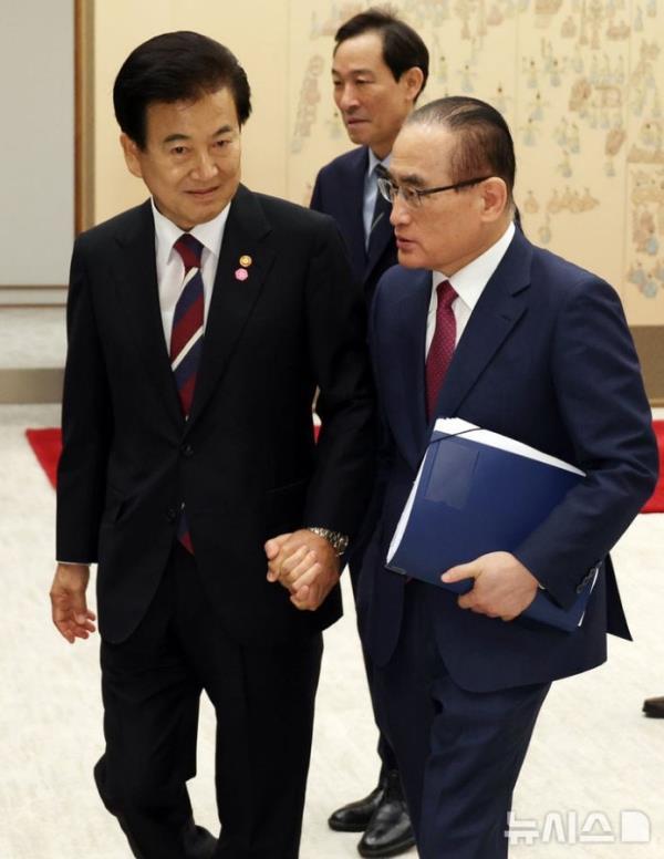 与国家安保室长魏圣洛交谈的统一部长官郑东泳朝鲜日报