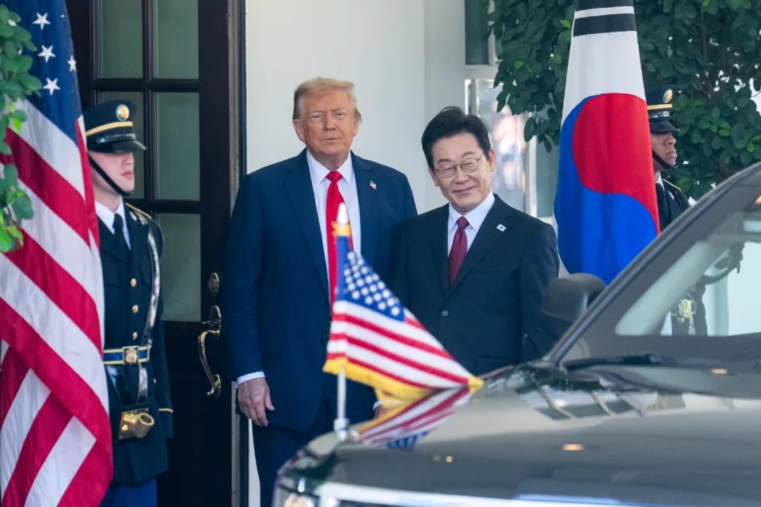 8月25日,美国总统特朗普(左二)在华盛顿白宫欢迎韩国总统李在明(右二)。新华社记者胡友松摄