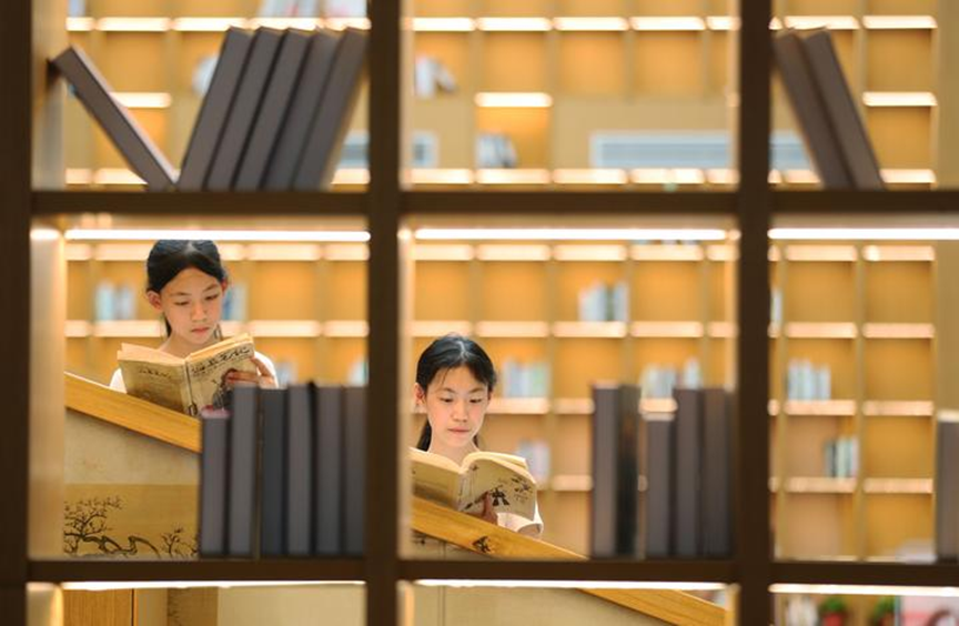 学生在湖南省衡阳市图书馆阅读书籍。新华社发(曹正平摄)