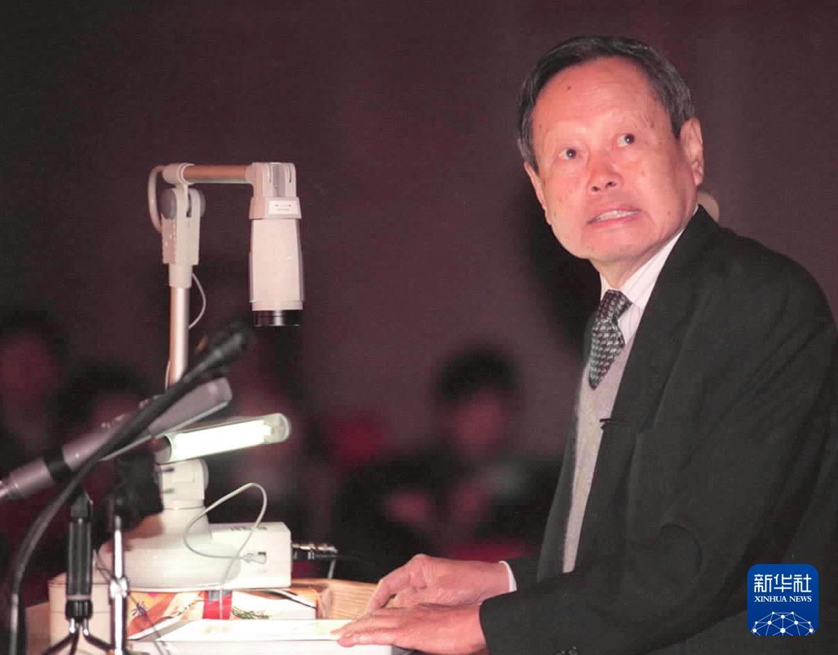 1999年11月2日,在中国科学院建院50周年中外著名学者学术报告会上,杨振宁作题为《量子化、对称、相位因子--20世纪理论物理学的主旋律》的学术报告,受到与会学者的好评。新华社记者 杨武敏 摄