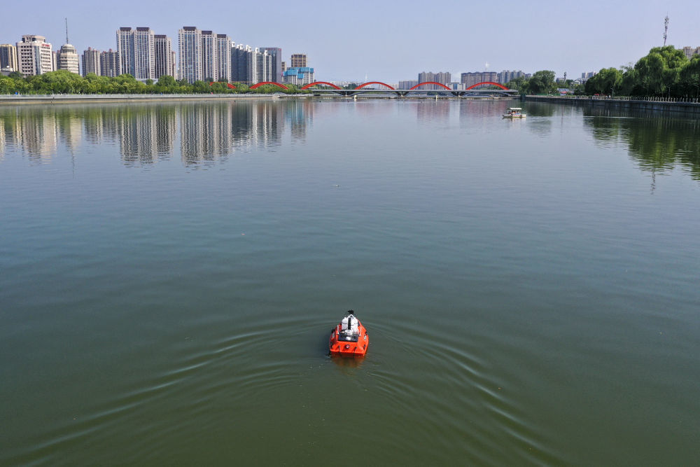 无人船在汾河太原段作业（2024年8月6日摄），它能实时掌握汾河水质状况及水质变化规律，为流域生态环境治理提供技术支撑。新华社记者杨晨光 摄