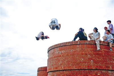 商春松(左一)与跑酷圈朋友交流技术
