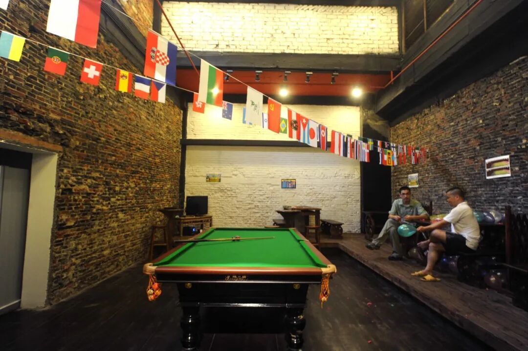 2010年7月16日,上海,在南苏州路的九子公园旁,“苏州河畔”背包族青年旅舍的休闲娱乐厅。(图/IC photo)