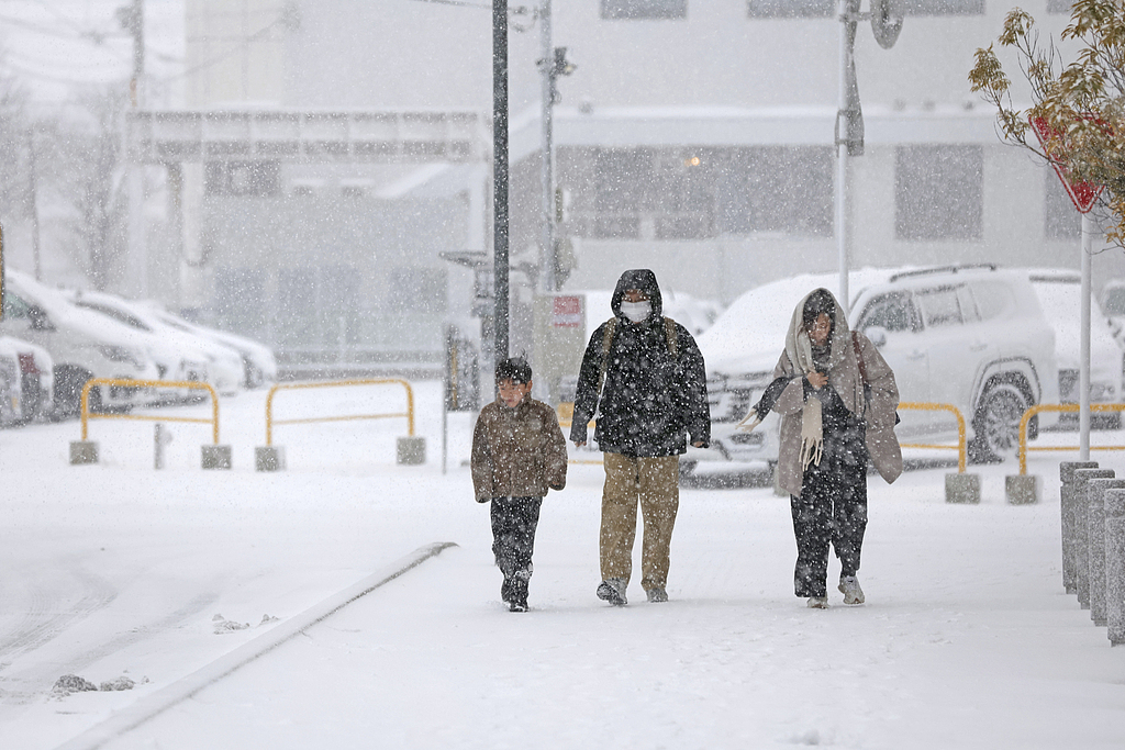 2月8日，日本多地强降雪持续。（视觉中国）