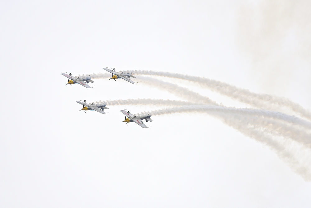 2023年9月28日，特技飞行表演队在2023太原国际通用航空博览会上表演。新华社记者杨晨光 摄