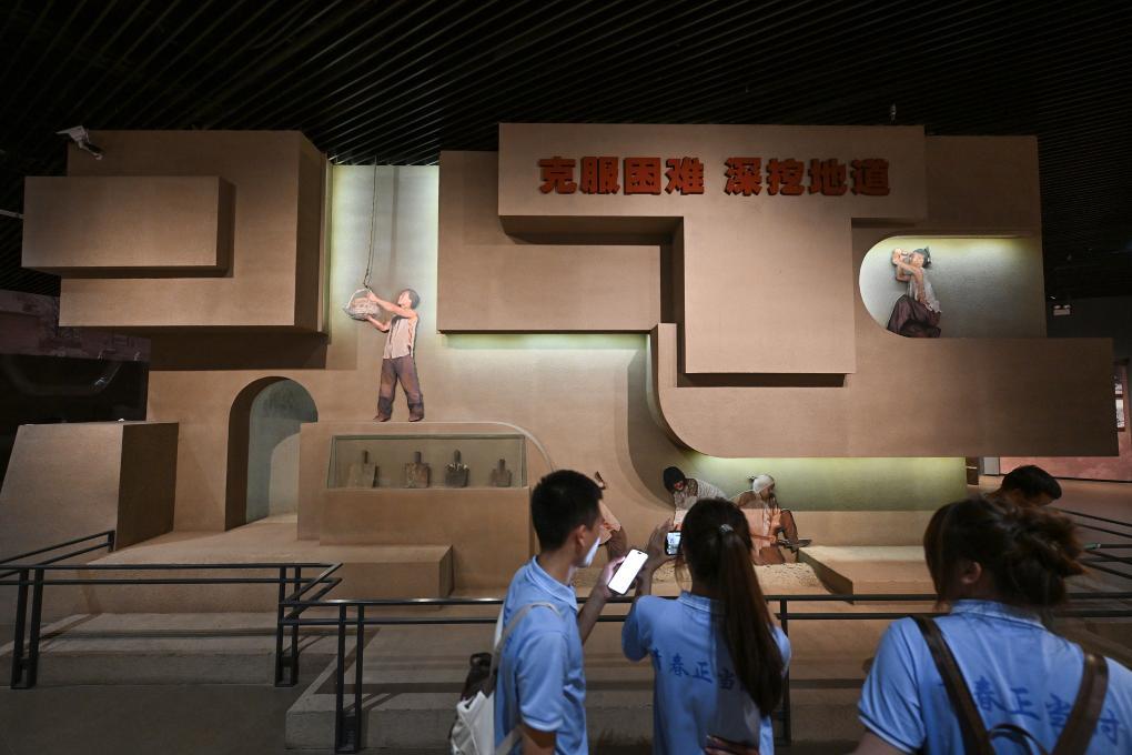 7月6日，游客在冉庄地道战纪念馆内参观拍摄。新华社记者 李鑫 摄