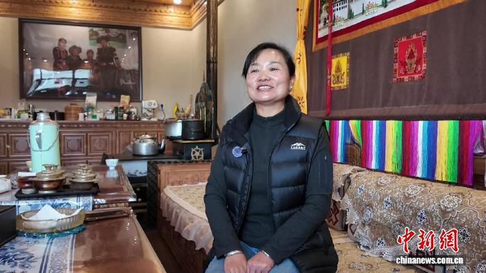 亚夏在家中接受采访。中新网记者 朱延静 摄