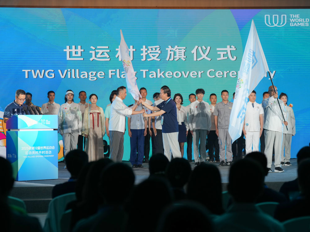 8月3日，在成都世运会运动员村开村活动上拍摄的授旗仪式。新华社记者 王曦 摄