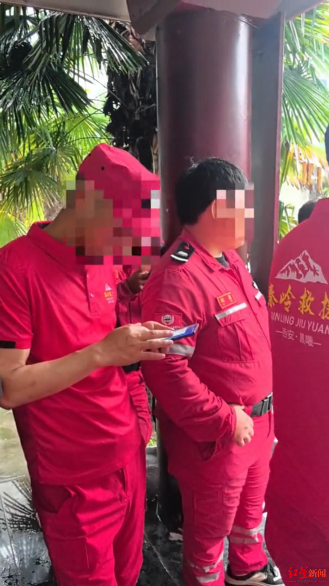 ▲部分参与救援的人员在法庭外等候