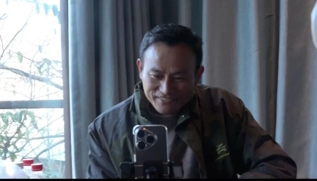 进入决赛前,“蜜蜂哥”在直播间陪网友聊天。