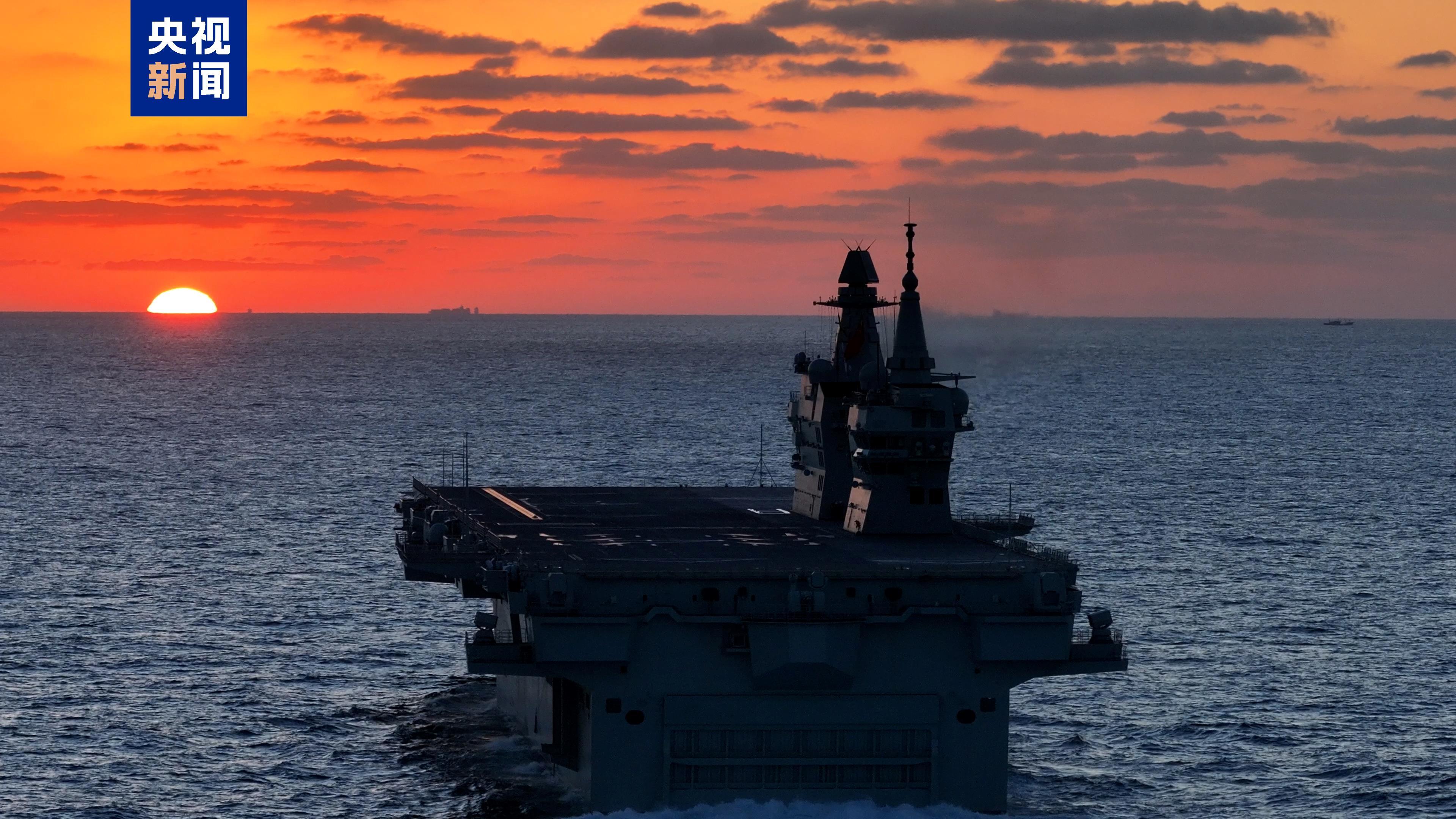 △夕阳下航行的四川舰 (霍阳柯 摄)