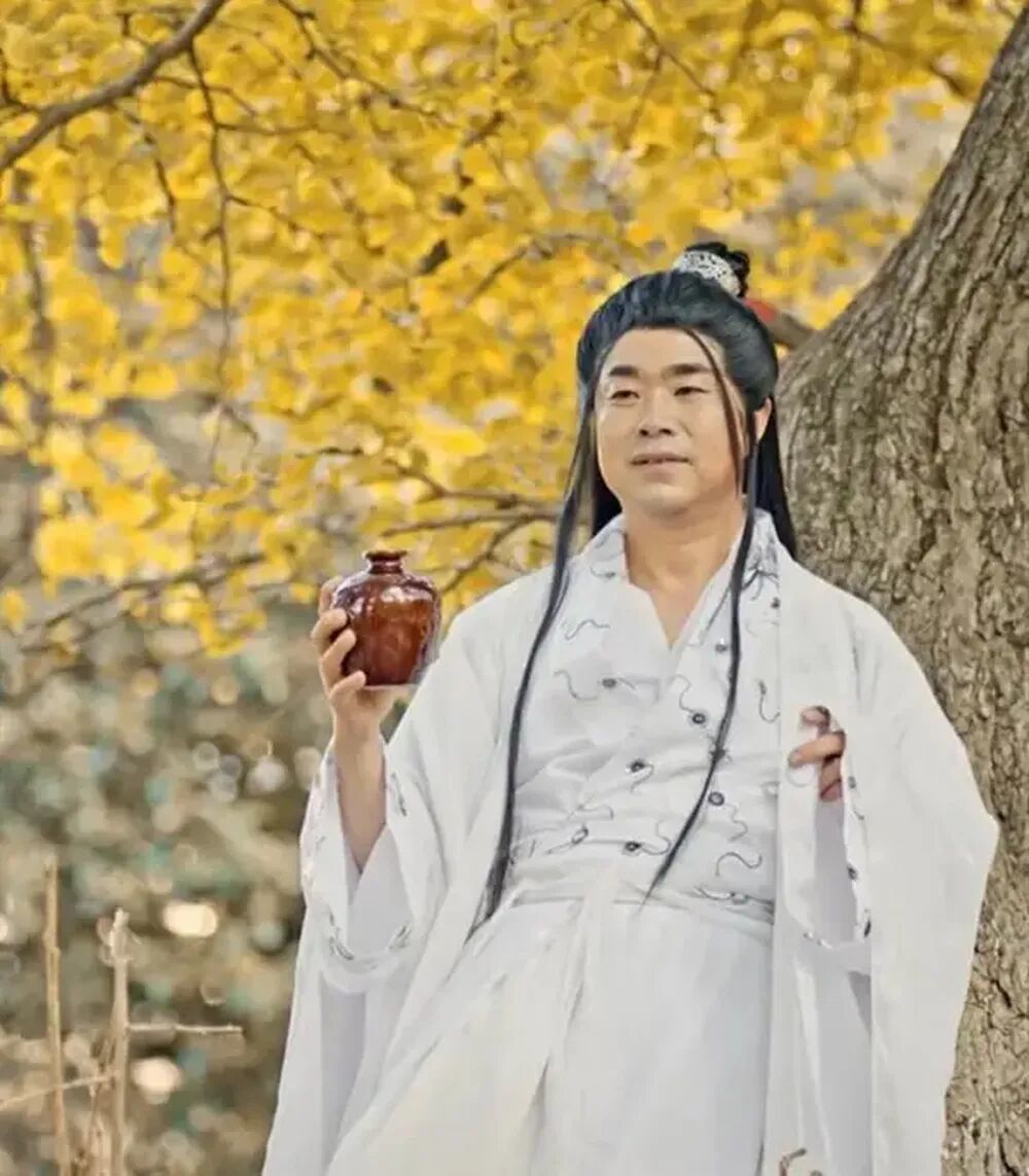 解伟曾以一身白衣侠客造型拍摄短视频推广随州文旅