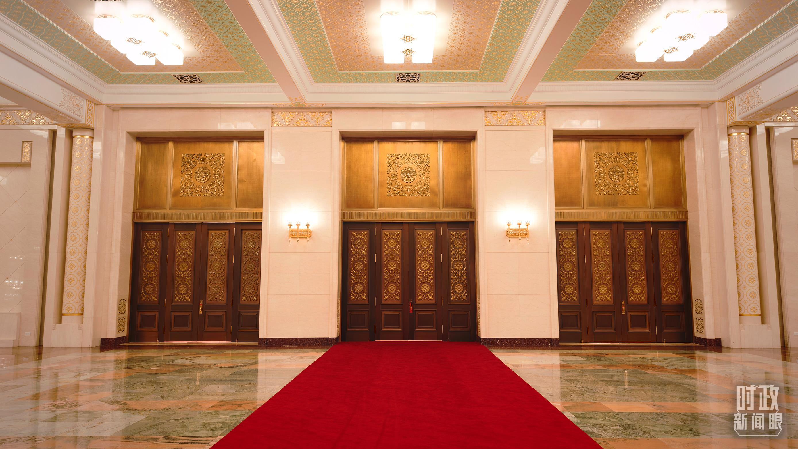 △人民大会堂东大厅。（总台央视记者鄂介甫拍摄）