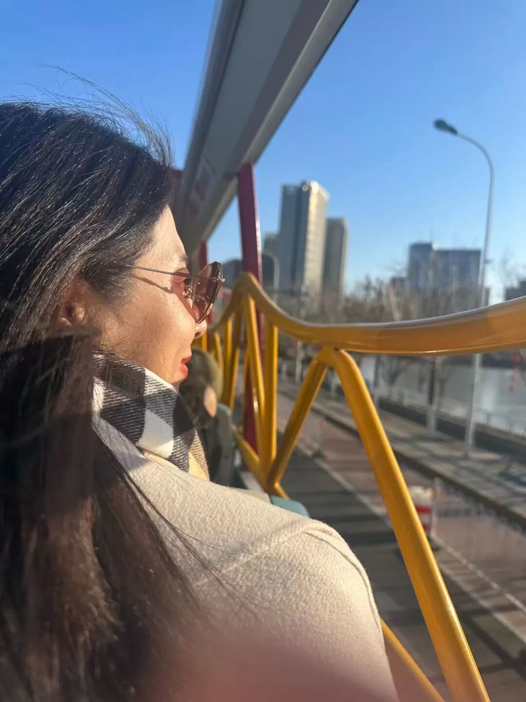 崔丽丽在丈夫的陪伴下乘坐天津观光巴士游玩。(图/受访者供图)