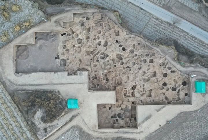 △寺洼遗址“围壕”内侧西北角发掘区。（寺洼遗址联合考古队供图）