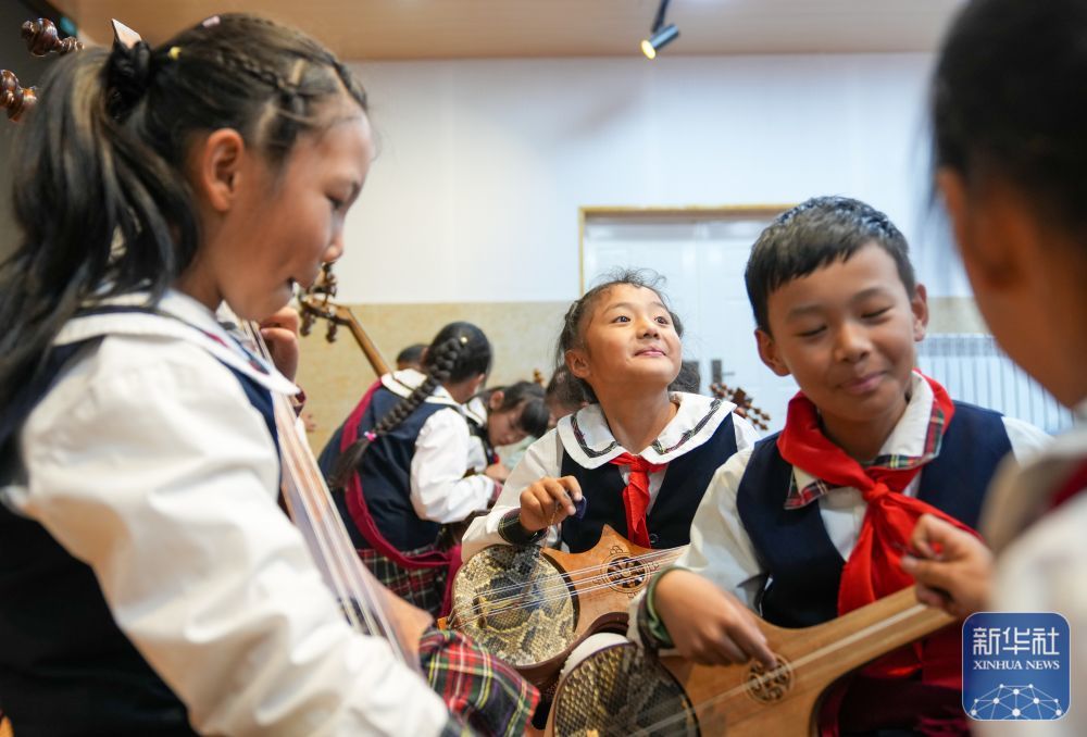 ↑ 9月11日，在拉萨市实验小学，孩子们在弹奏扎念琴间隙休息。