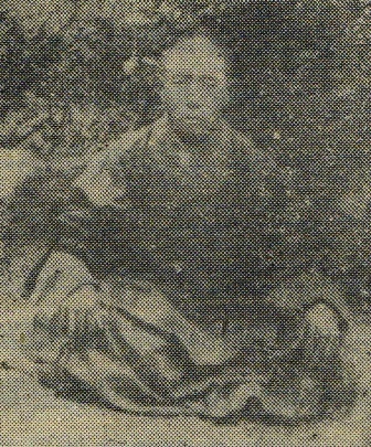 完成侦察任务之后身穿袈裟的陈荣坡