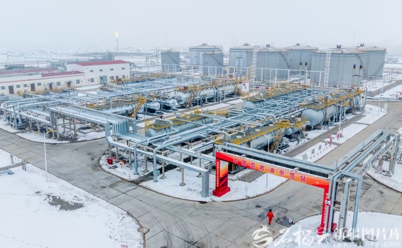 12月9日,新疆吉木萨尔国家级陆相页岩油示范区开采出来的页岩油集输至此处理。张睿 摄