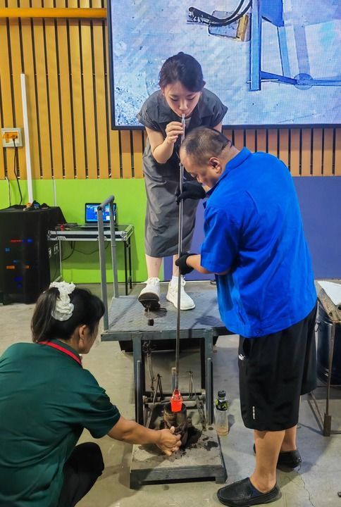 6月26日，在山西省祁县红海玻璃厂的非遗展厅里，大学生任禹汐正在体验吹制玻璃杯。新华每日电讯记者 柴婷摄