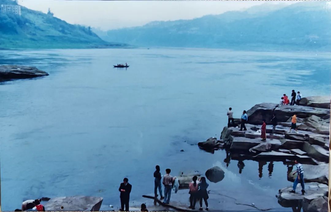 1996年,嘉陵江边。(图/被访者供图)