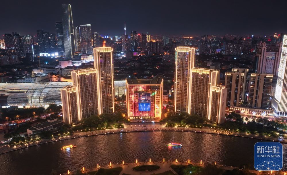 ↑ 这是8月1日拍摄的天津海河夜景(无人机照片)。