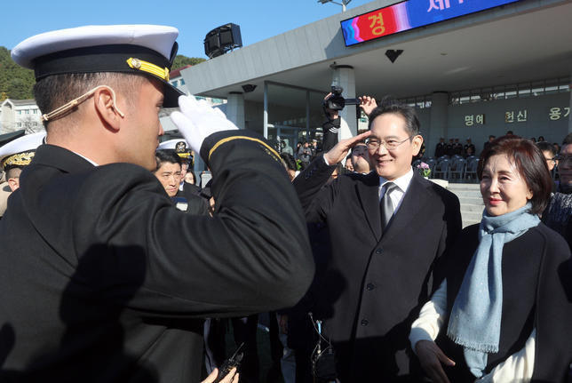 ▲李智昊在授衔仪式上向父亲李在镕敬礼