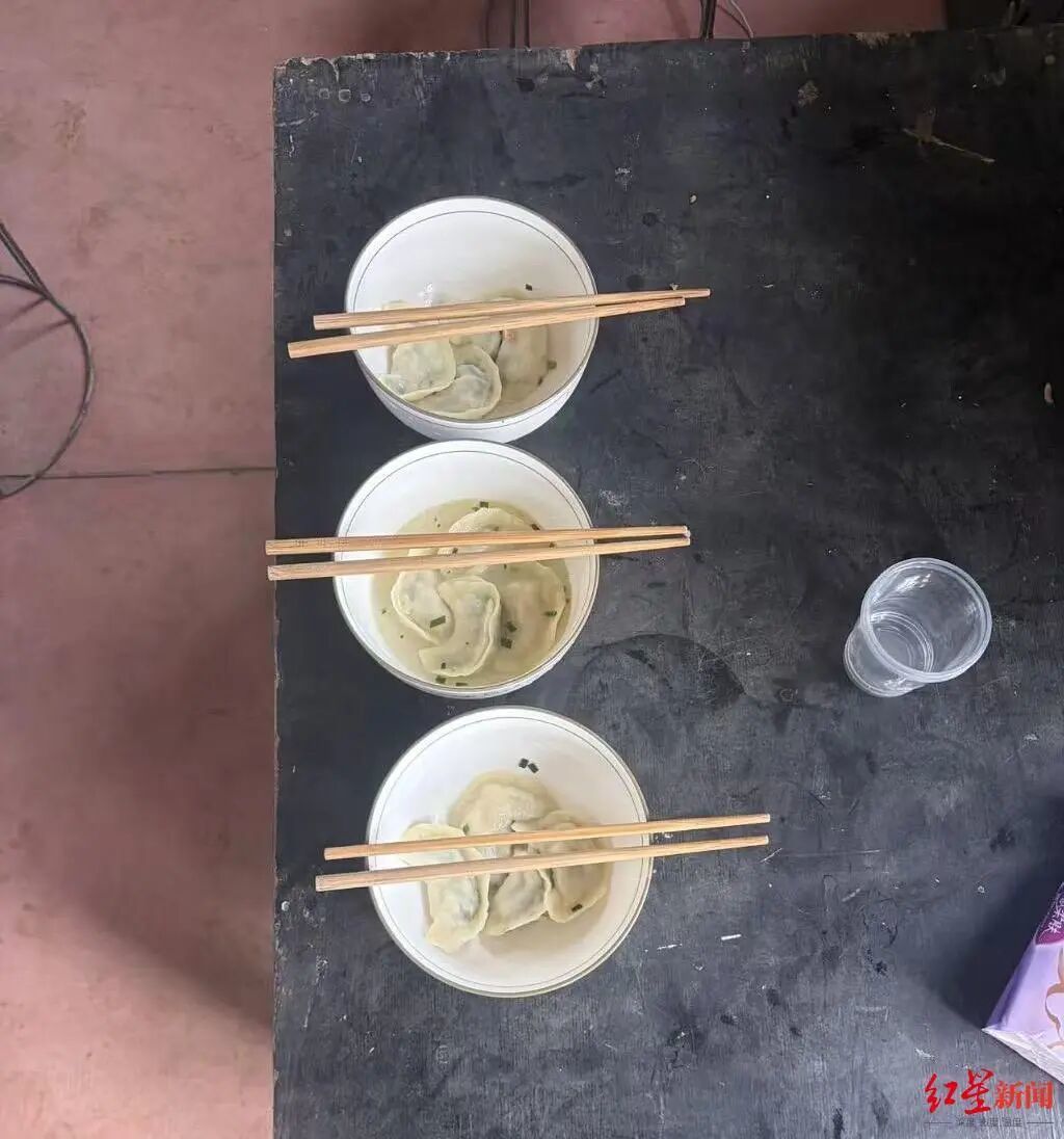 ▲冬至,家里人仍会给妻人摆好碗筷