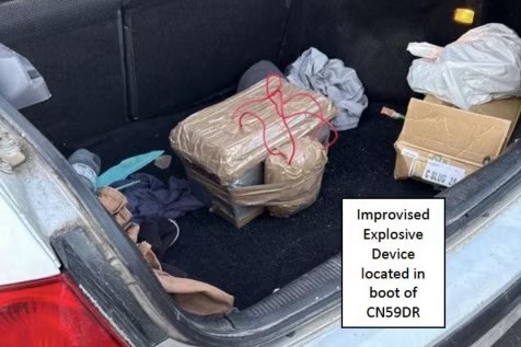 △法院公布图片:嫌疑人汽车后备箱里发现的简易爆炸装置